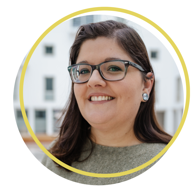 Potrait von Claudia Portrait von Claudia vor einem hellen, unscharfen Hintergrund.